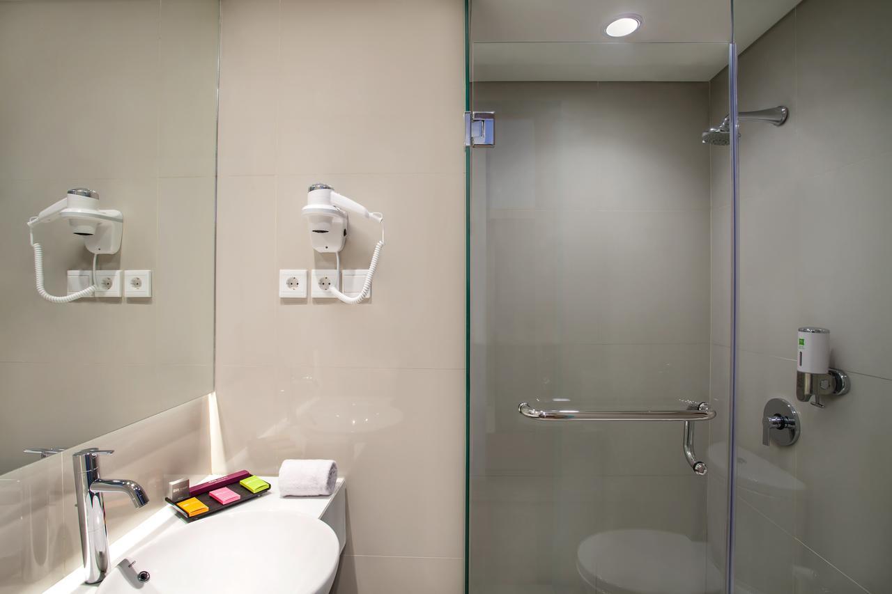 Ibis Styles Cikarang Hotel Bekasi Luaran gambar